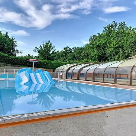 Escape With Tennis & Shared Pool Hébergement de vacances *