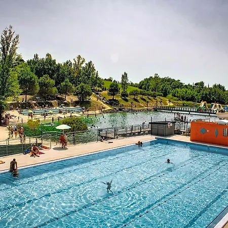 Vakantiehuis Escape With Tennis & Shared Pool
