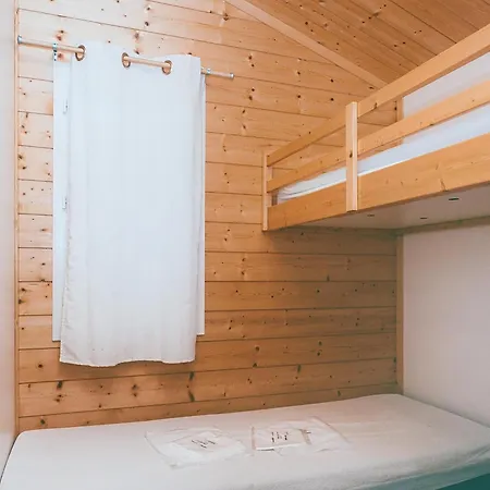 Vakantiehuis Escape With Tennis & Shared Pool