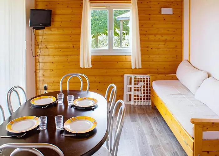 Escape With Tennis & Shared Pool مونكلار دو كيارْسي