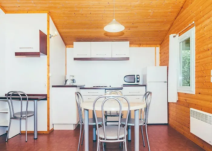 Escape With Tennis & Shared Pool مونكلار دو كيارْسي