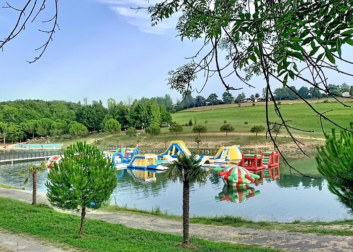 Escape With Tennis & Shared Pool بيت للعطل