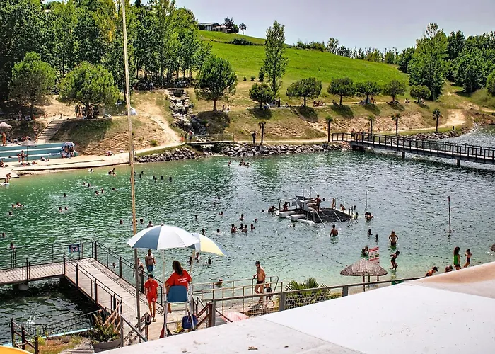 Escape With Tennis & Shared Pool بيت للعطل