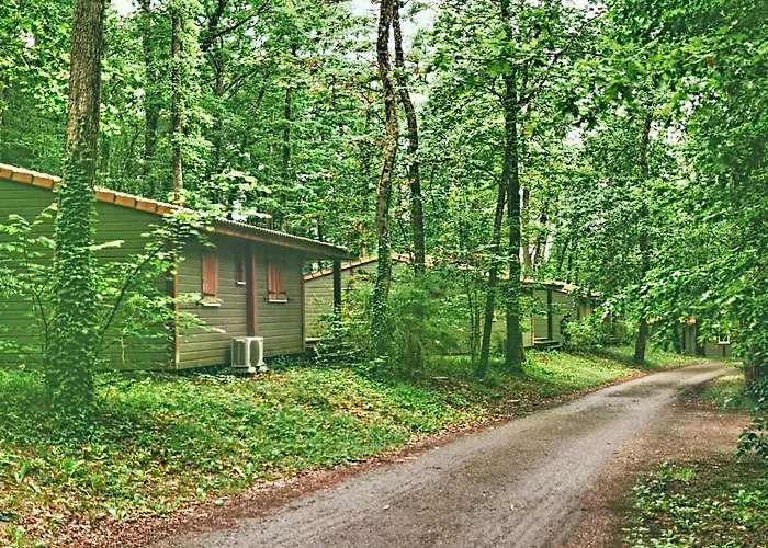 Escape With Tennis & Shared Pool مونكلار دو كيارْسي